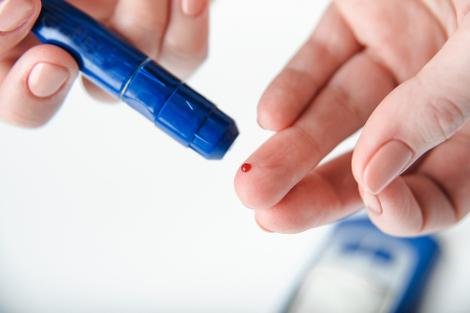 Blutzuckermessgerät wird zum Bluttropfen auf einer Fingerkuppe geführt. Quelle: © stanias / Pixabay